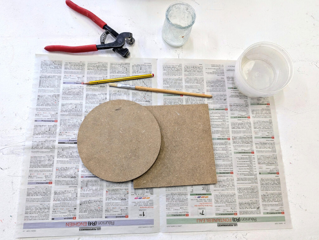 Photo montrant le matériel utilisé lors de l'atelier de mosaïque