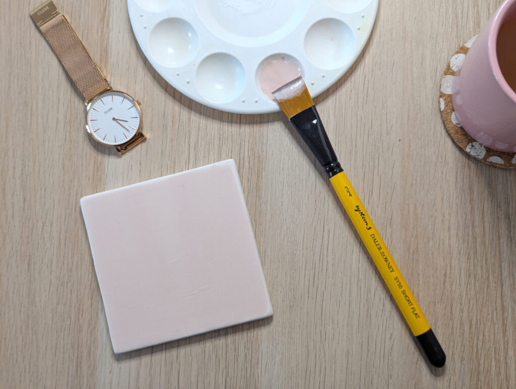 Photo montrant une montre posée pour illustrer un des conseils en peinture sur céramique: garder un oeil sur sa montre
