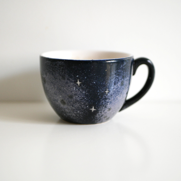 Photo d'une tasse motif galaxie comme cadeau de fête des pères à faire soi-même