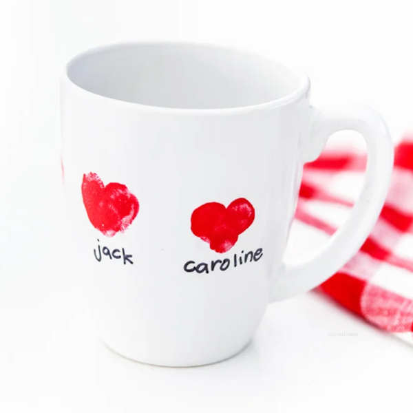Photo montrant une tasse avec des empreintes formant un coeur: une idée cadeau de fête des pères à faire soi-même