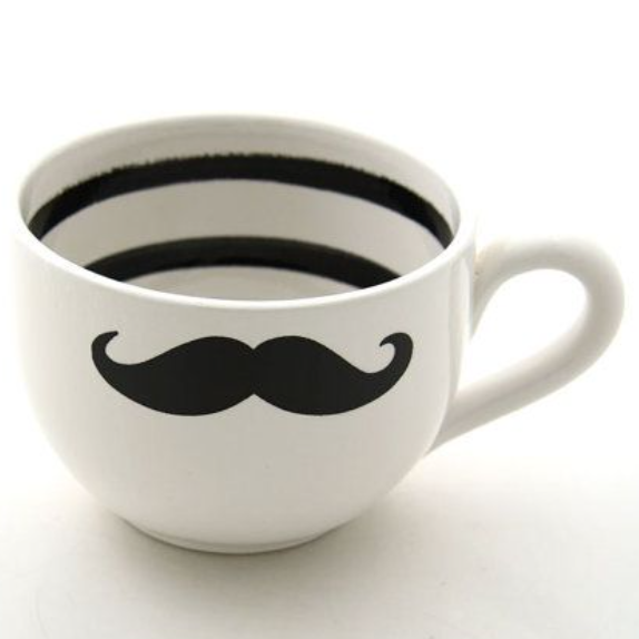 Photo montrant une tasse avec une moustache comme cadeau pour la fête des pères à faire soi-même