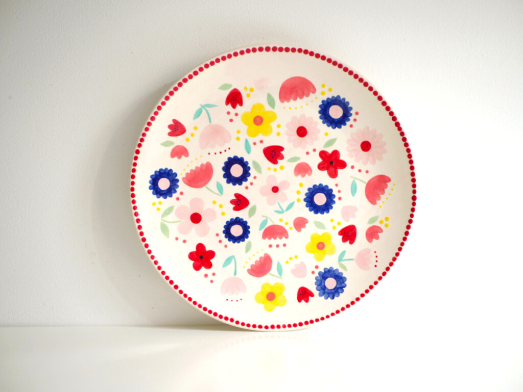 Inspiration Peinture sur céramique: photo montrant une assiette peinte à partir des motifs d'une robe d'enfant