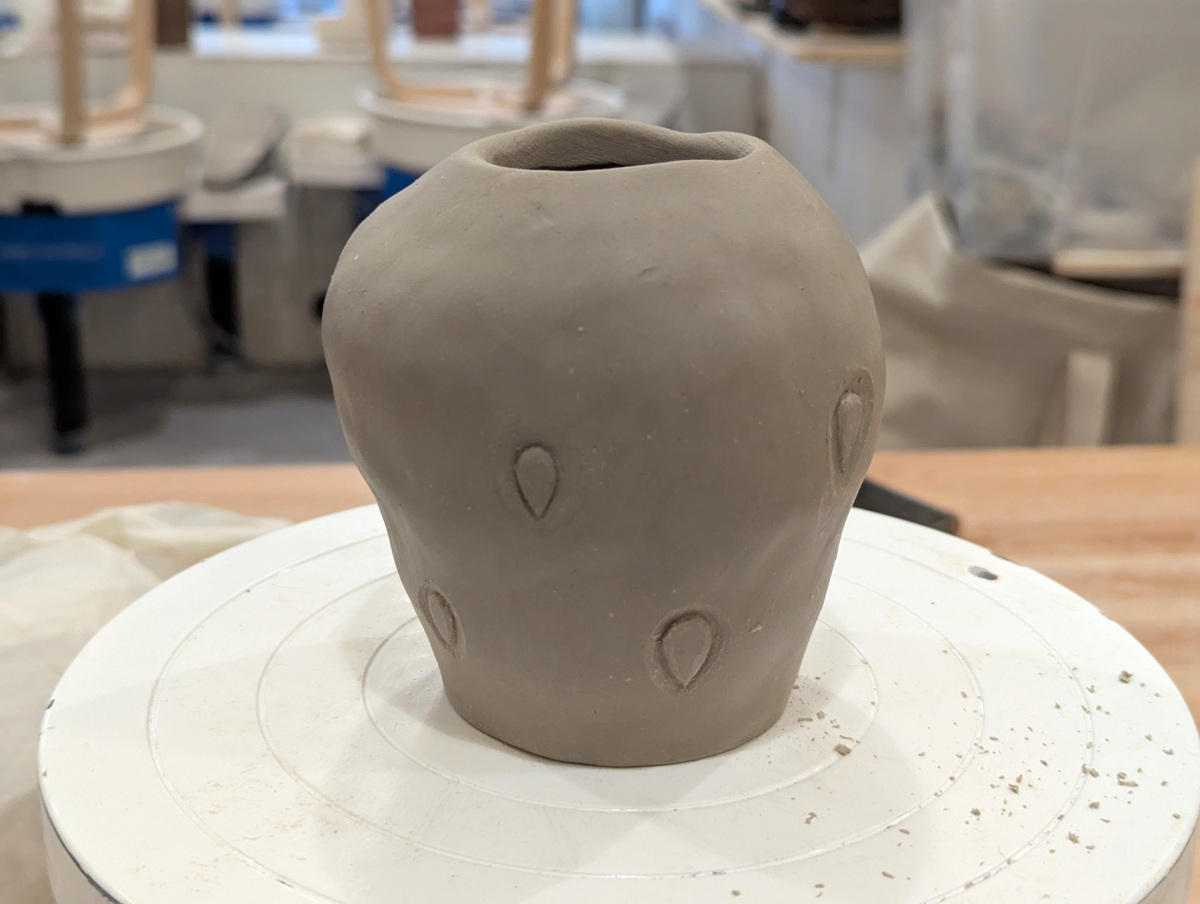 Photo montrant comment creuser des graines afin de créer un vase fraise en céramique