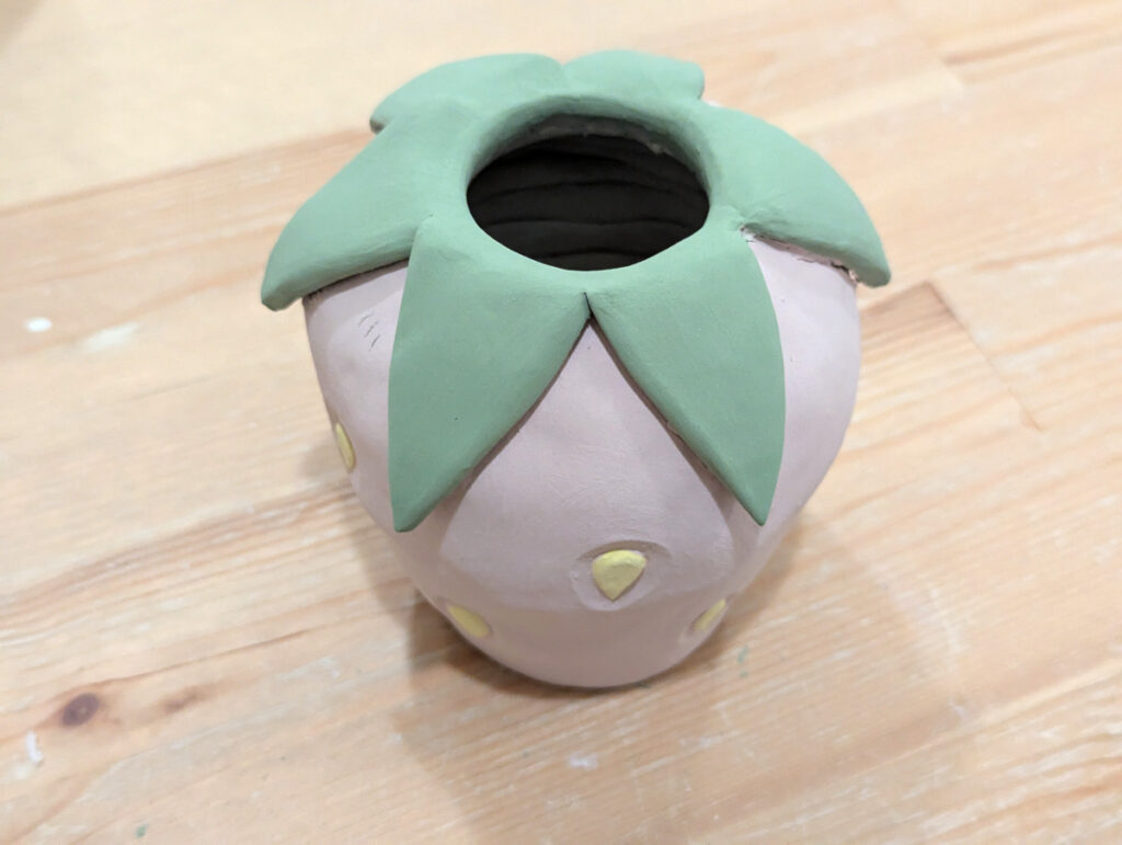 photo montrant un vase modelé en forme de fraise pour illustrer l'article expliquant comment créer un vase fraise